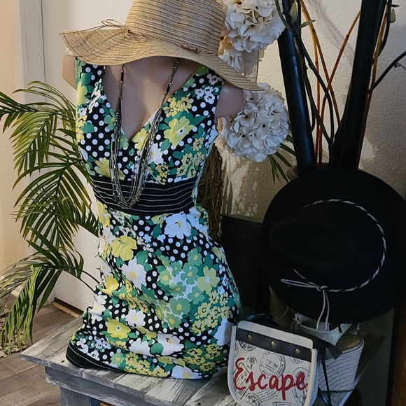 SALE BEAUTIFUL SUMMER MULTI MINI FLORAL DRESS - Picture 15 of 16